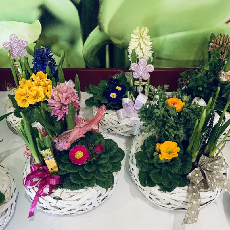 Tavaszi virágkosár