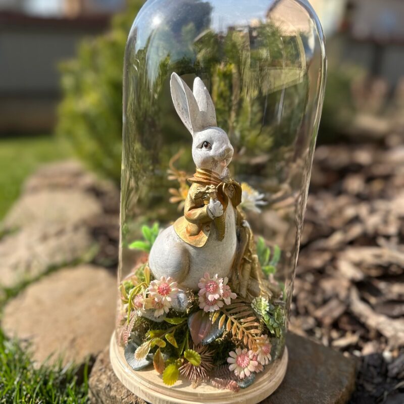 Húsvéti nyuszi üvegbúra alatt virágokkal