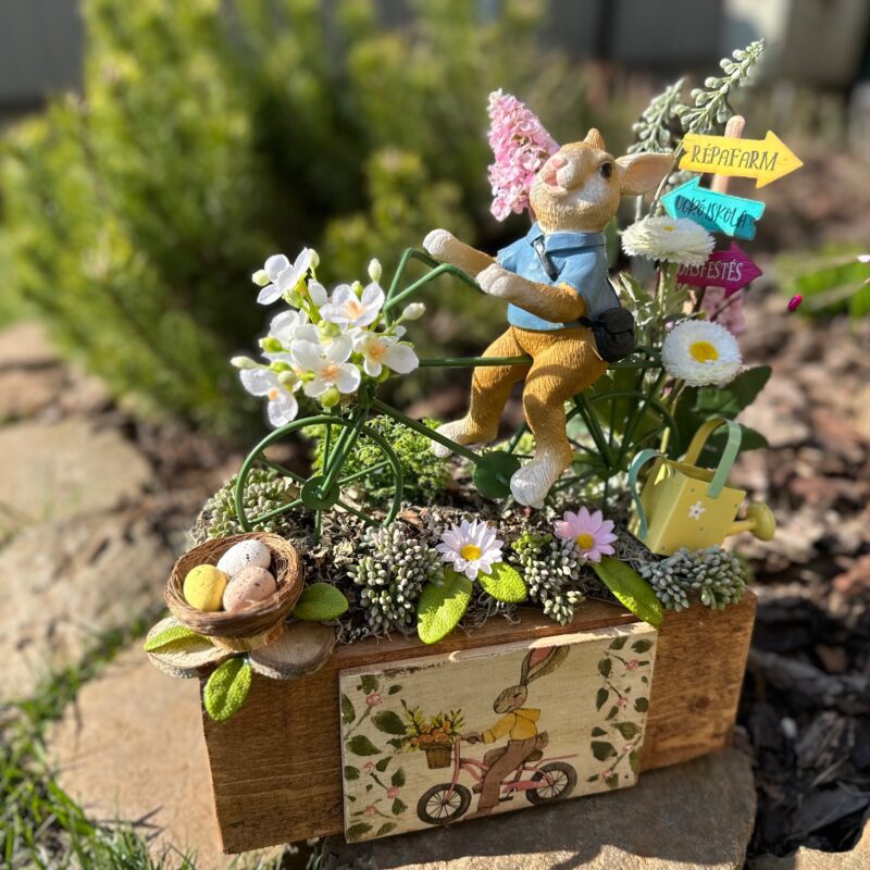 Tavaszi nyuszi kerékpárral asztaldísz